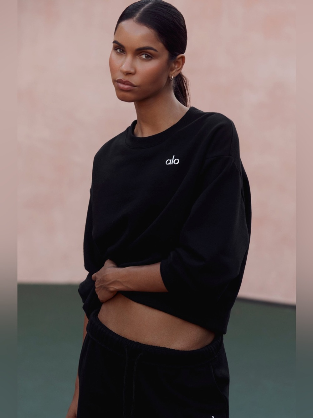 ALO Yoga Accolade Crew Neck Pullover in black size M chic lounge athleisure
